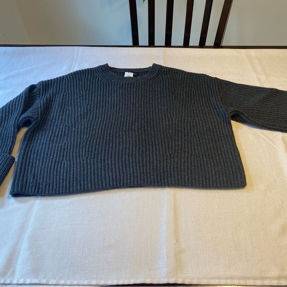 Banana Republic cropped chunky merino cashmere sweater. - Picture 2 of 9